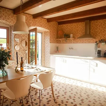 Charming Vinyard House - Geneva Ferienhaus Mont-sur-Rolle