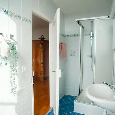 Charming Vinyard House - Geneva 度假居 *